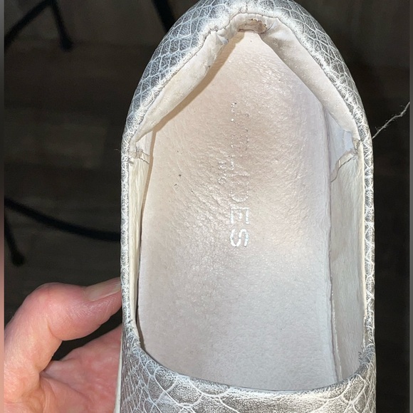 J Slides Jibbie Slip On Snake Embossed Leather Sneaker Sz 6.5 Women's - Picture 7 of 8